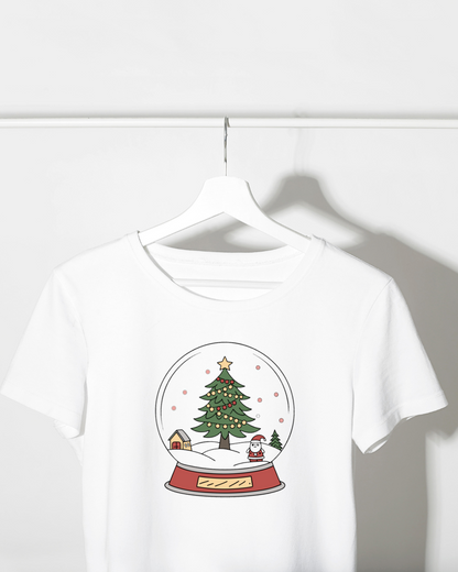 T-shirt avec motif festif d'une boule de Noël en style hivernal et joyeux