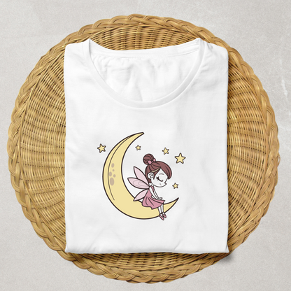 T-shirt doux avec fée délicate sur lune en ambiance nocturne apaisante