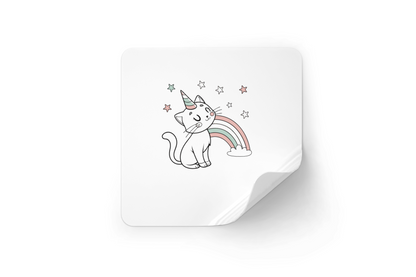 Sticker avec un chat licorne rêveur en teintes pastel, design magie céleste