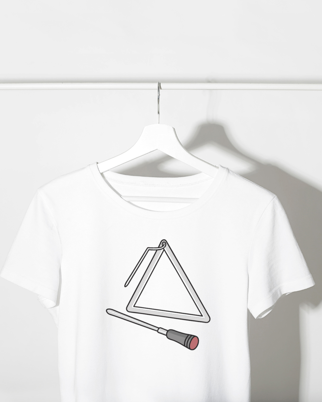 T-shirt avec icône triangulaire minimaliste mise en scène décontractée et éducative