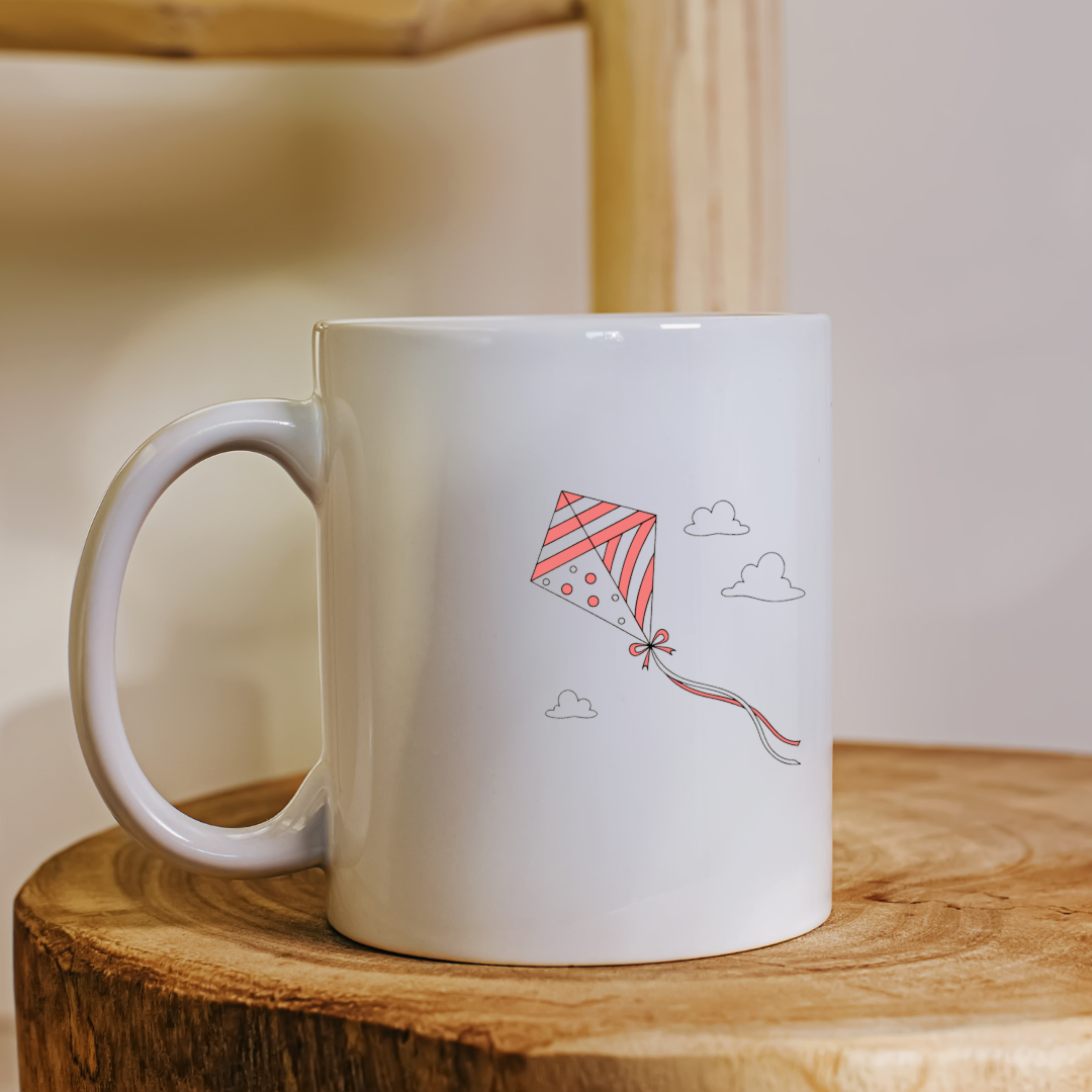 Mug décoré d'un cerf-volant pastel flottant dans le ciel ensoleillé