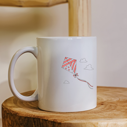 Mug décoré d'un cerf-volant pastel flottant dans le ciel ensoleillé