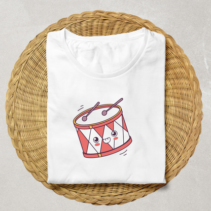T-shirt avec motif kawaii de tambour joyeux dans une ambiance festive