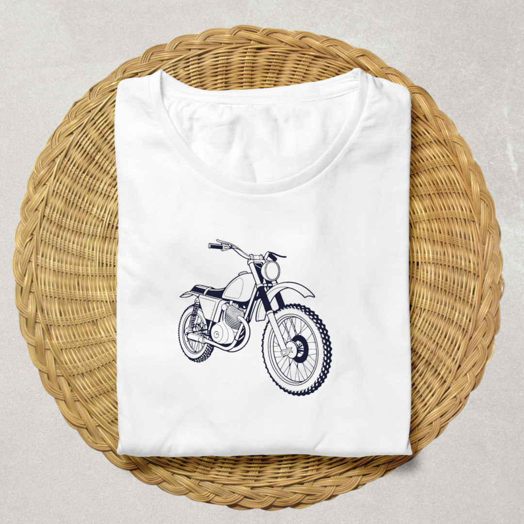Motif de moto sur t-shirt, style vintage pour fans de deux-roues.