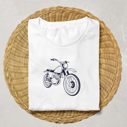 Motif de moto sur t-shirt, style vintage pour fans de deux-roues.