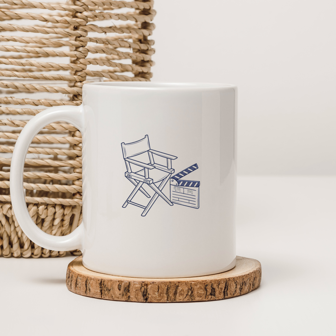 Visuel de chaise de réalisateur sur tasse, idéal pour décoration de cuisine, Illustration cinématographique sur t-shirt, style vintage pour mode, Graphique rétro de chaise du réalisateur en SVG, décoration DIY, Cadre artistique avec chaise de réalisateur, déco parfaite pour salon, Sticker cinématographique pour projets créatifs, idéal pour papeterie