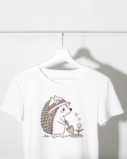 T-shirt avec hérisson jardinier joyeux en style doodle sur thème nature