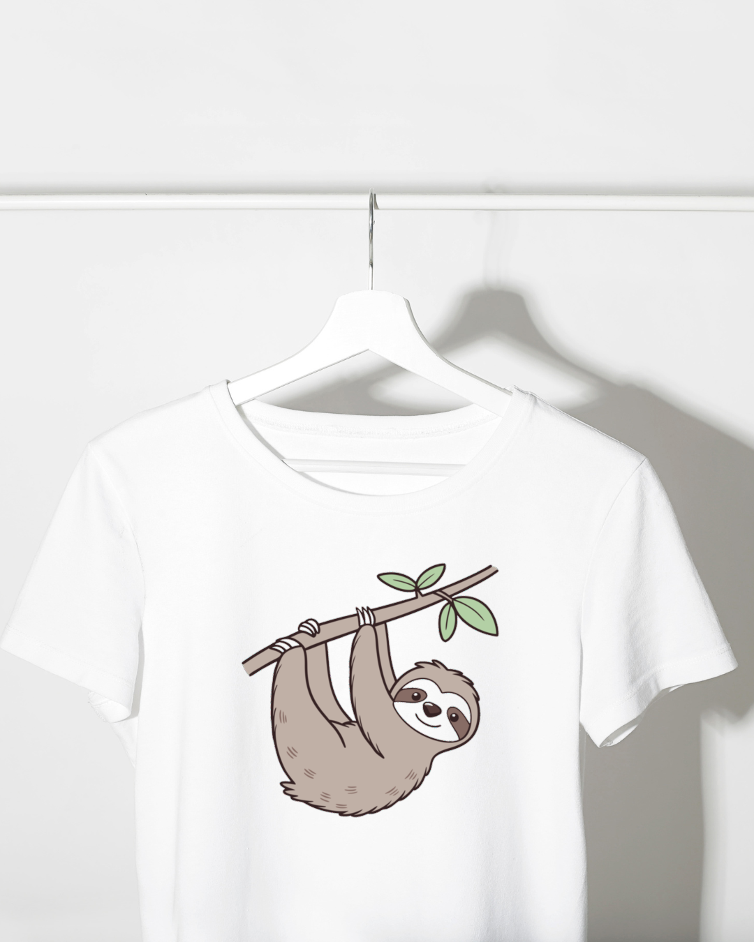 T-shirt décoré d'un dessin pastel de paresseux souriant suspendu, ambiance nature calme