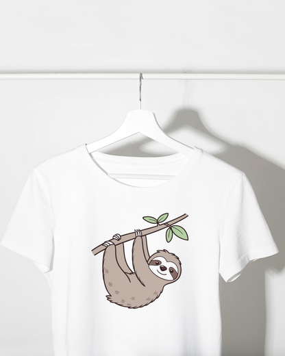 T-shirt décoré d'un dessin pastel de paresseux souriant suspendu, ambiance nature calme