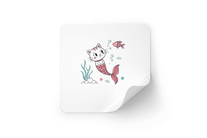 Sticker kawaii avec chat sirène jouant avec un poisson dans un océan magique