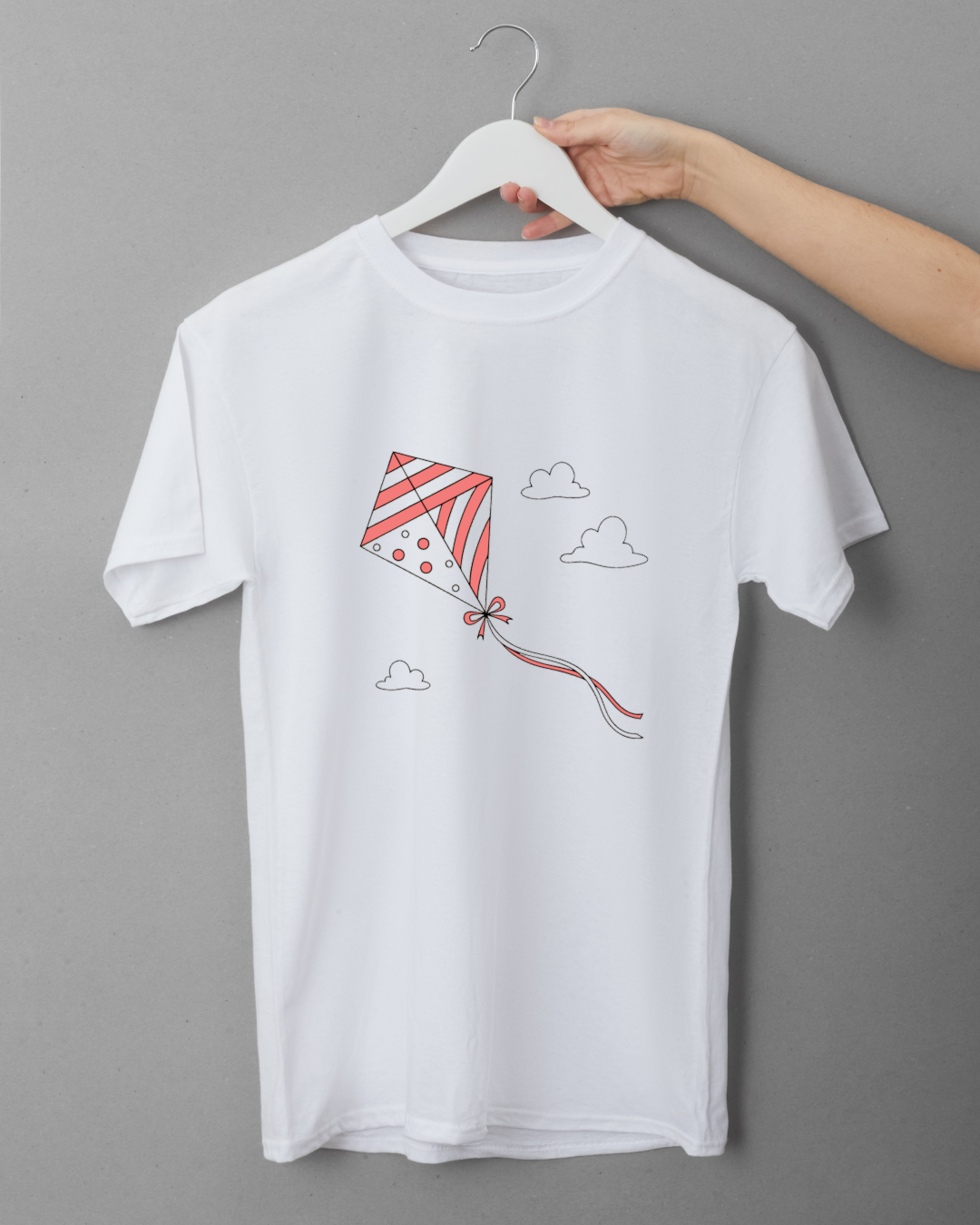 T-shirt avec cerf-volant pastel sur ciel d'été, idéal pour style estival et joyeux