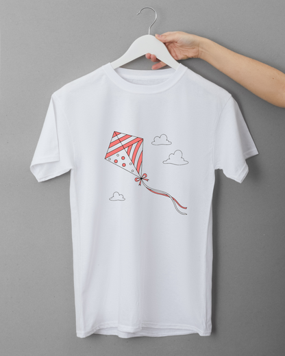 T-shirt avec cerf-volant pastel sur ciel d'été, idéal pour style estival et joyeux