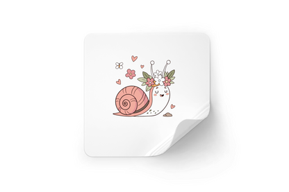 Sticker joyeux avec escargot fleuri en couleurs pastel sur fond printanier