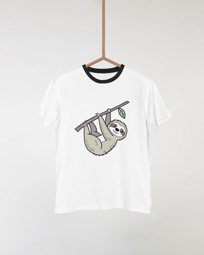 T-shirt avec un dessin de paresseux détendu sur branche, ambiance jungle paisible