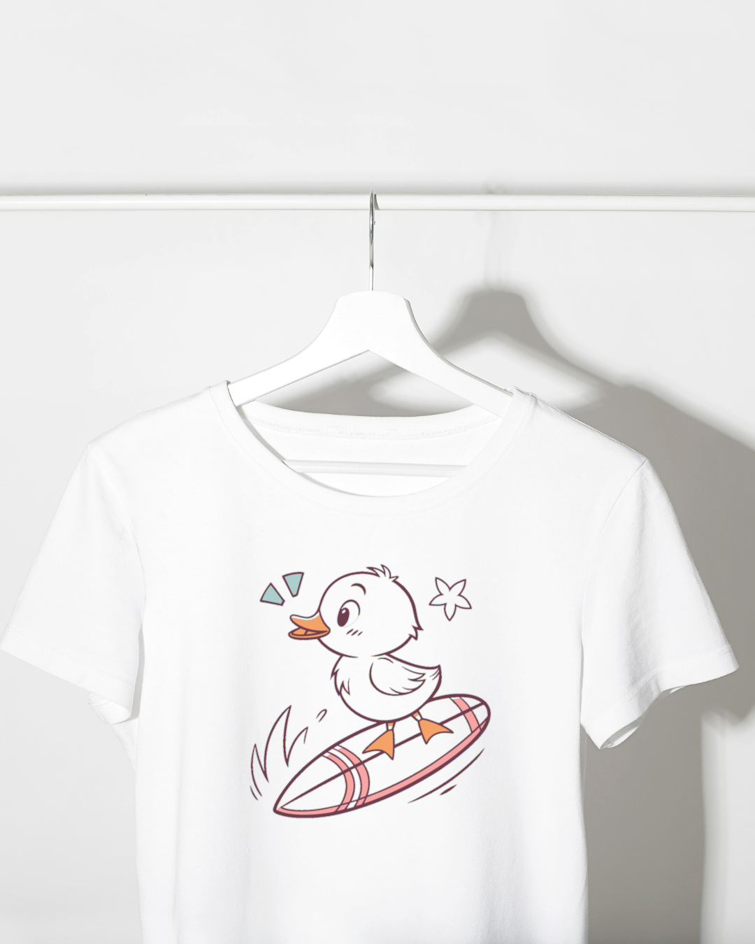 T-shirt avec un motif de caneton surfeur joyeux sur fond pastel ambiance estivale