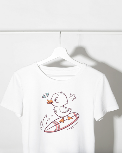 T-shirt avec un motif de caneton surfeur joyeux sur fond pastel ambiance estivale