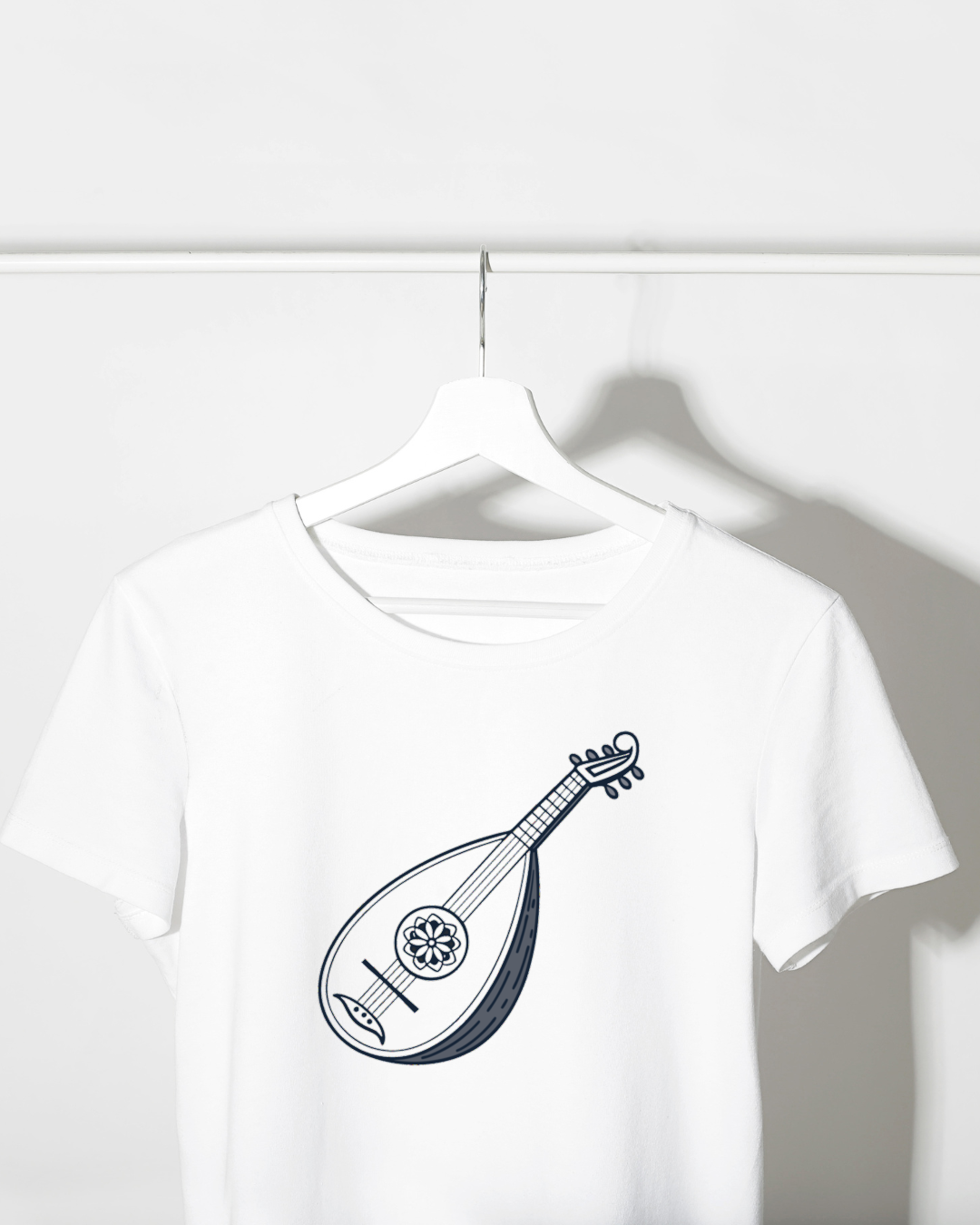 T-shirt avec motif de luth enchanteur en style vectoriel vibrant