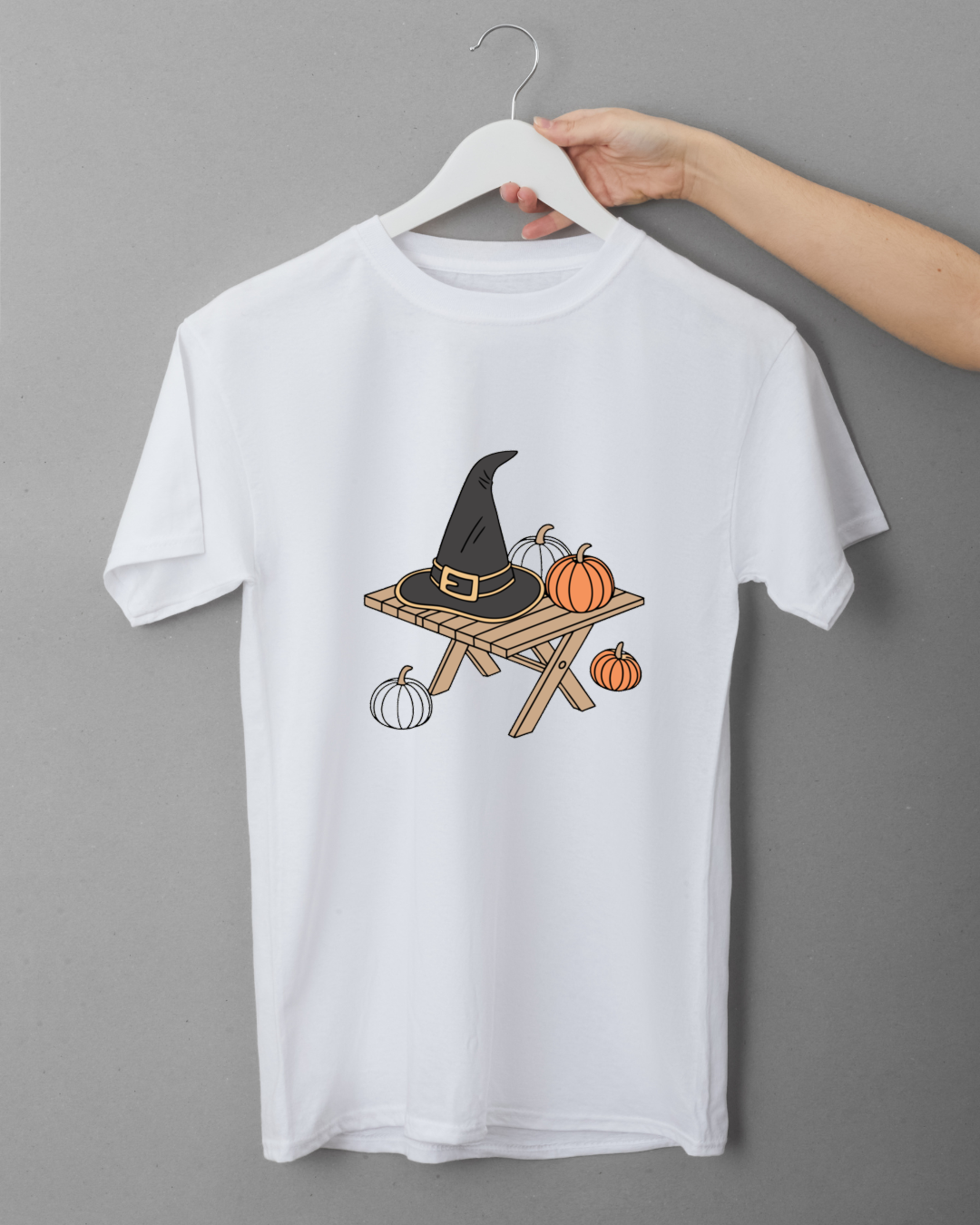 T-shirt avec chapeau de sorcière et citrouilles en vectoriel pour ambiance Halloween