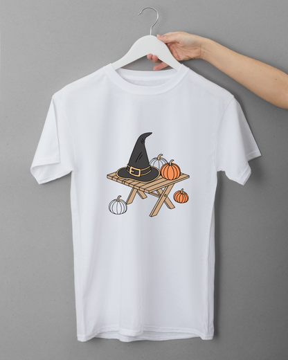 T-shirt avec chapeau de sorcière et citrouilles en vectoriel pour ambiance Halloween