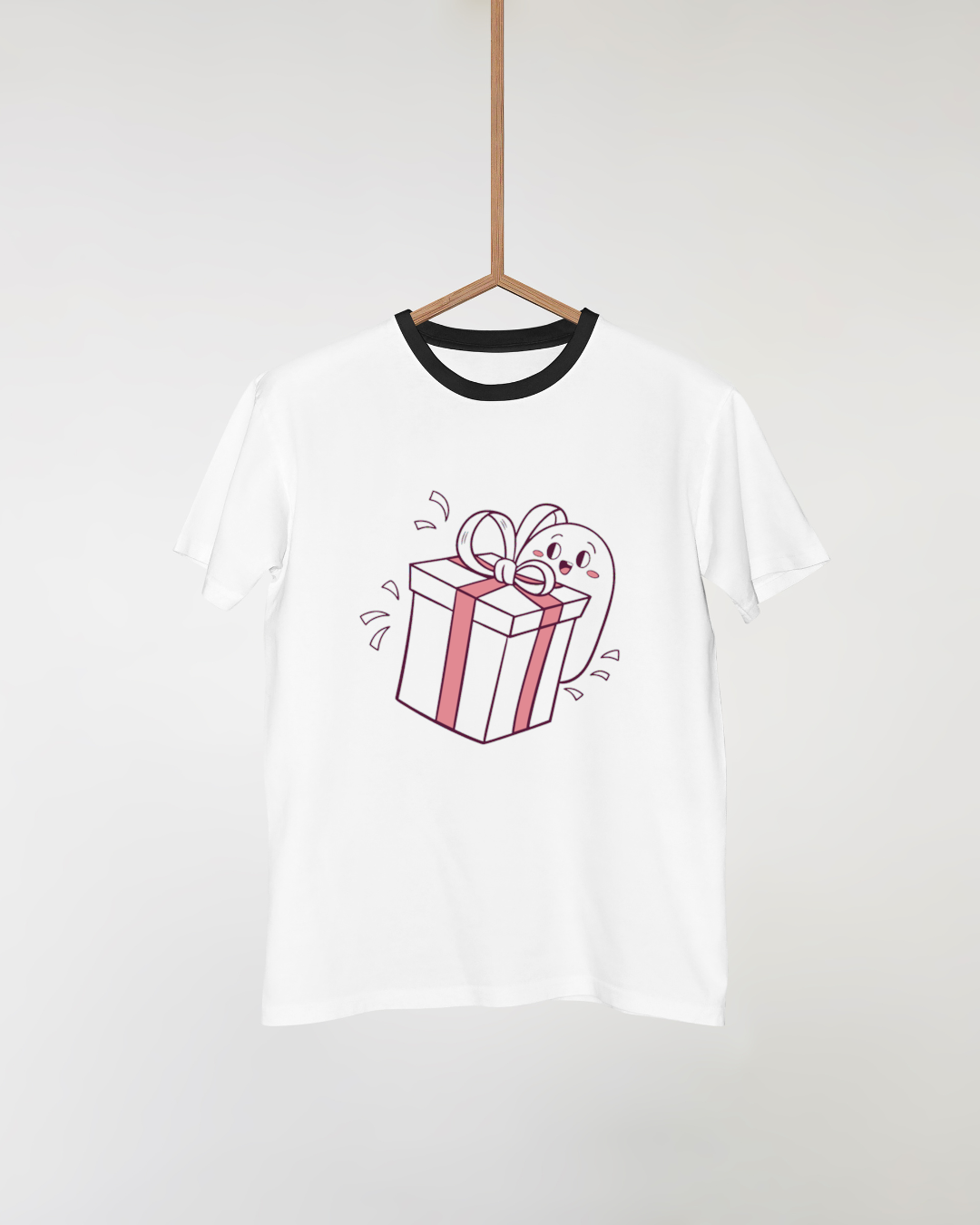 T-shirt avec fantôme joyeux offrant un cadeau pour ambiance festive et originale