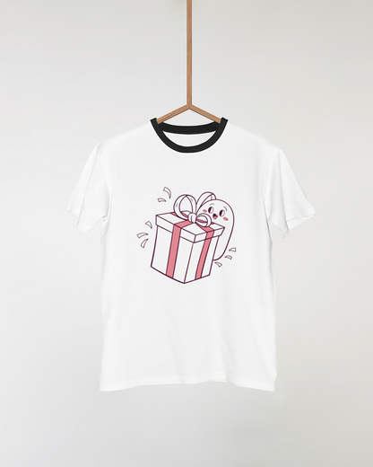 T-shirt avec fantôme joyeux offrant un cadeau pour ambiance festive et originale