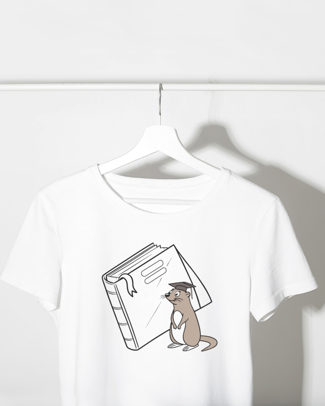 T-shirt avec motif de loutre savante colorée stylisée accompagné d’un livre éducatif