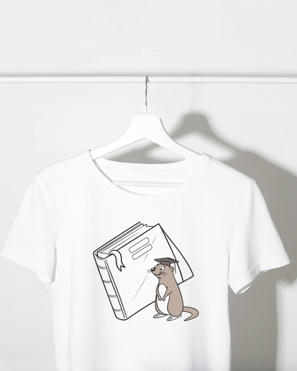 T-shirt avec motif de loutre savante colorée stylisée accompagné d’un livre éducatif
