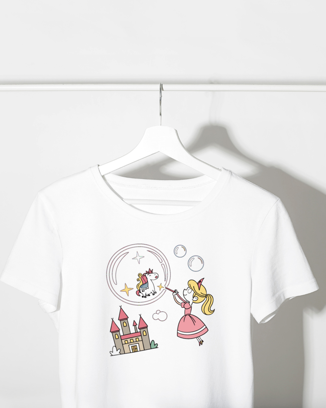 T-shirt avec motif princesse rêveuse et licorne dans un style conte de fées enchanteur