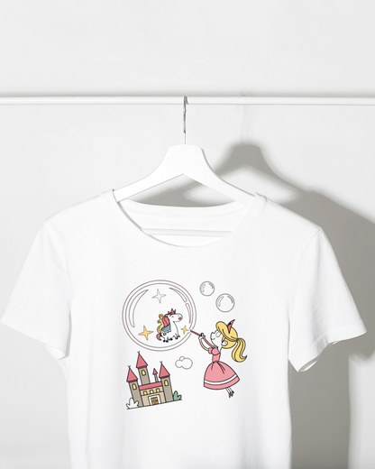 T-shirt avec motif princesse rêveuse et licorne dans un style conte de fées enchanteur