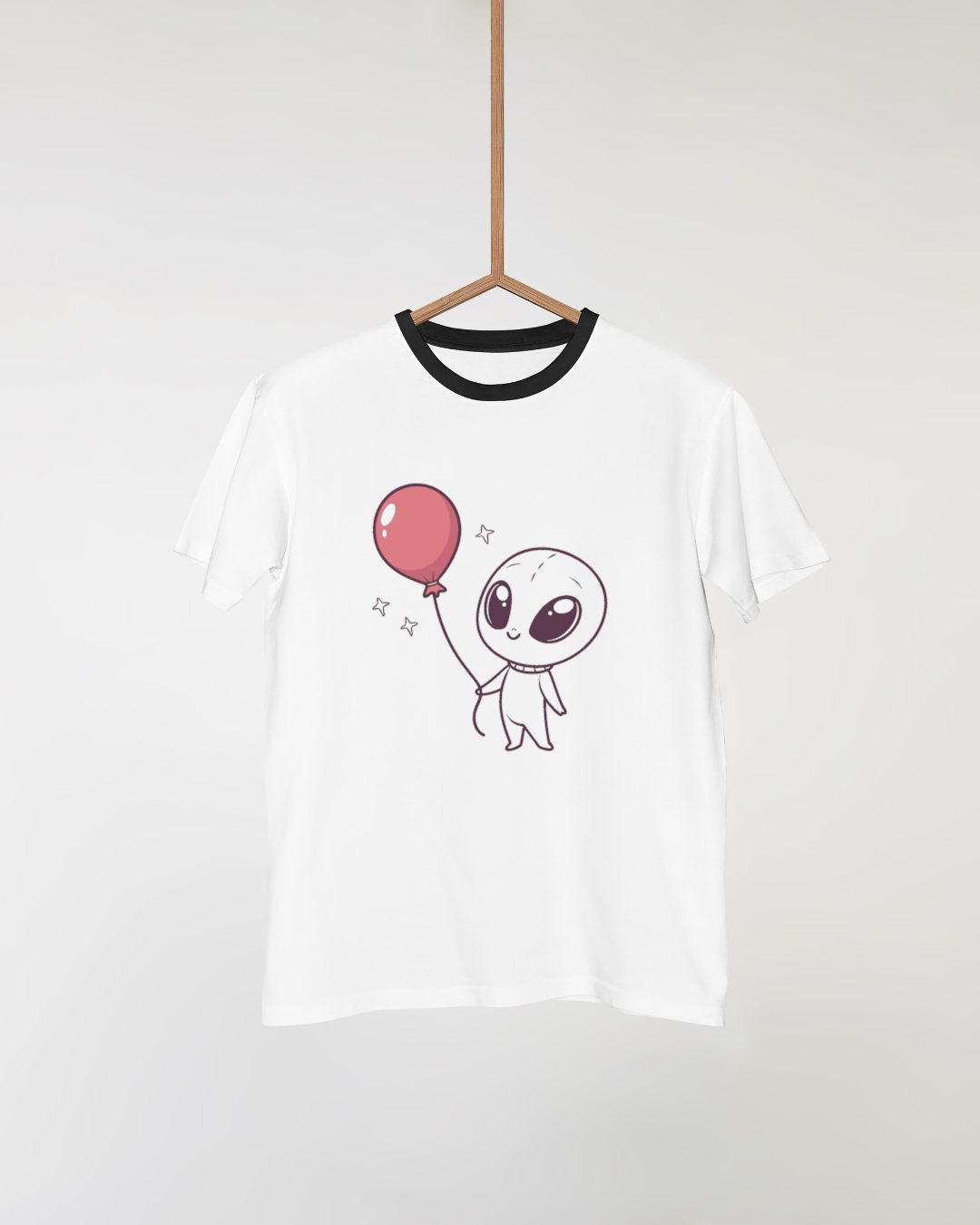 Visuel alien kawaii sur t-shirt, ajoute fun et couleur aux vêtements.