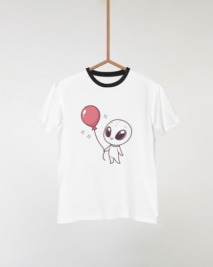 Visuel alien kawaii sur t-shirt, ajoute fun et couleur aux vêtements.
