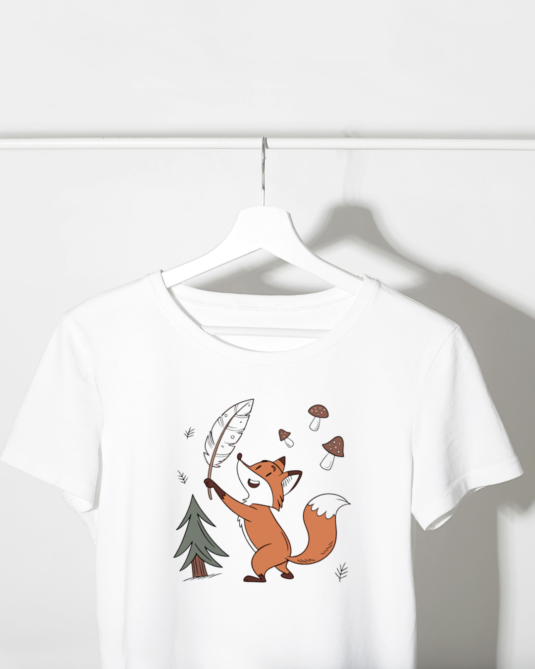 T-shirt renard joyeux style doodle avec motif de forêt et plume élégante