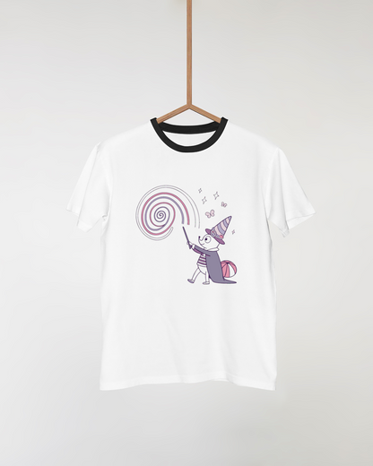 T-shirt pastel avec un écureuil magique créant des spirales, ambiance fantaisie