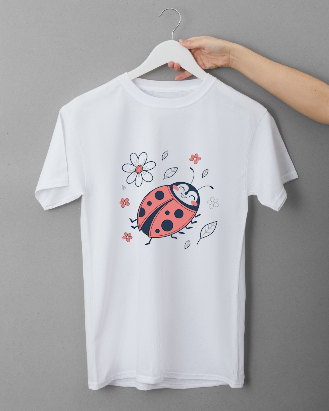 T-shirt avec coccinelle illustrée style printanier sur fond blanc vibrant