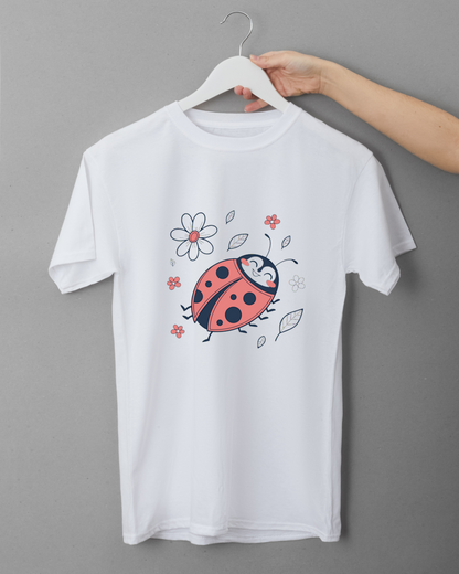 T-shirt avec coccinelle illustrée style printanier sur fond blanc vibrant