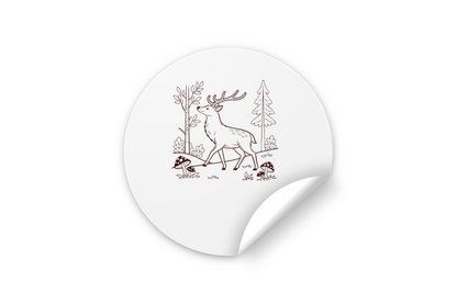 Sticker au design élégant avec un cerf en balade dans une forêt enchantée