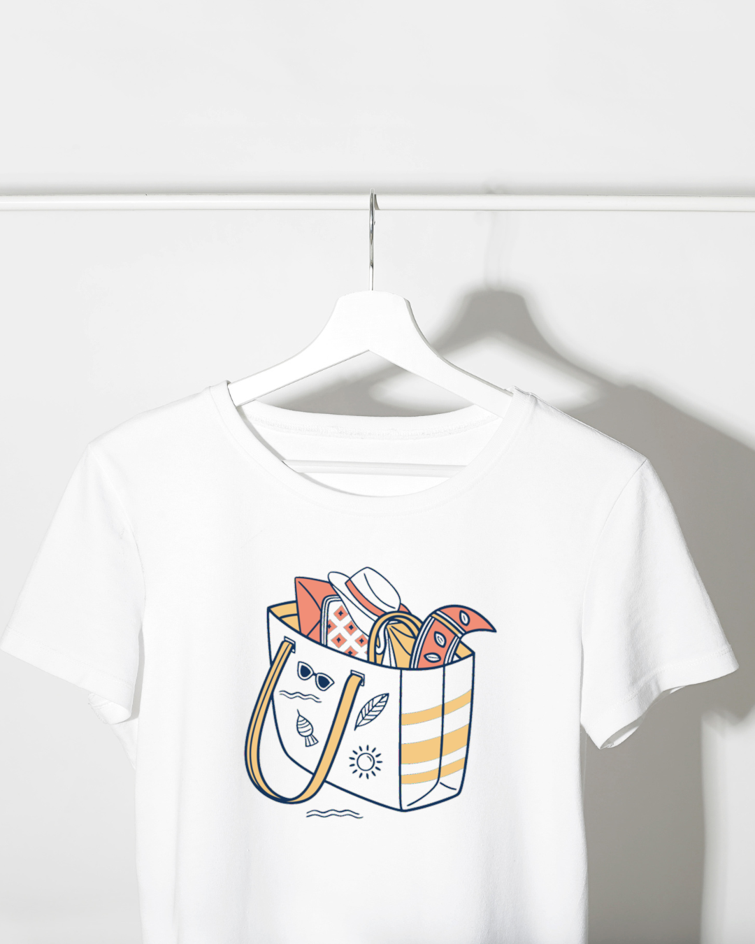 T-shirt estival avec design minimaliste de sac de plage sur fond vacances