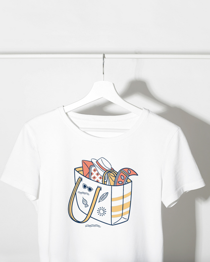 T-shirt estival avec design minimaliste de sac de plage sur fond vacances