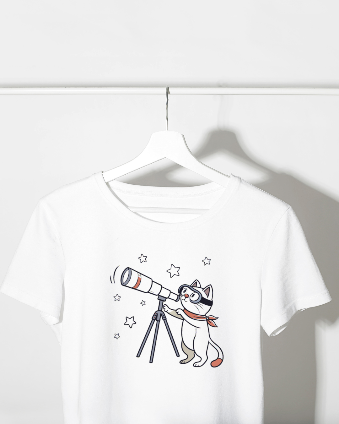 T-shirt noir avec un dessin de chat regardant les étoiles, style minimaliste astronomie
