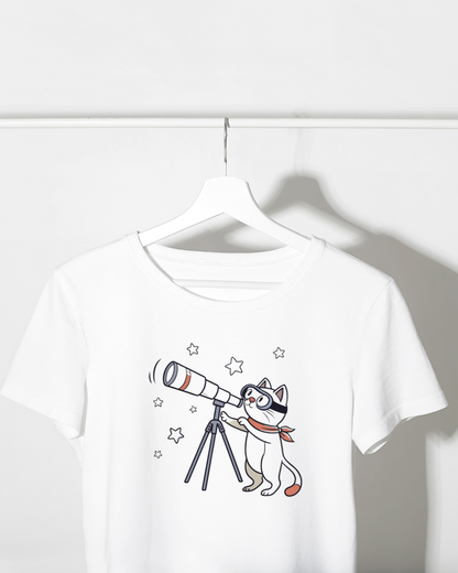 T-shirt noir avec un dessin de chat regardant les étoiles, style minimaliste astronomie