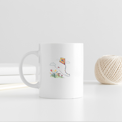Mug avec dessin coloré d'un cerf-volant en vol dans un style printanier