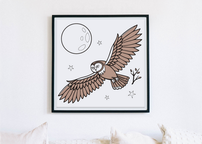 Cadre avec chouette animée volant sous la lune en style nocturne élégant