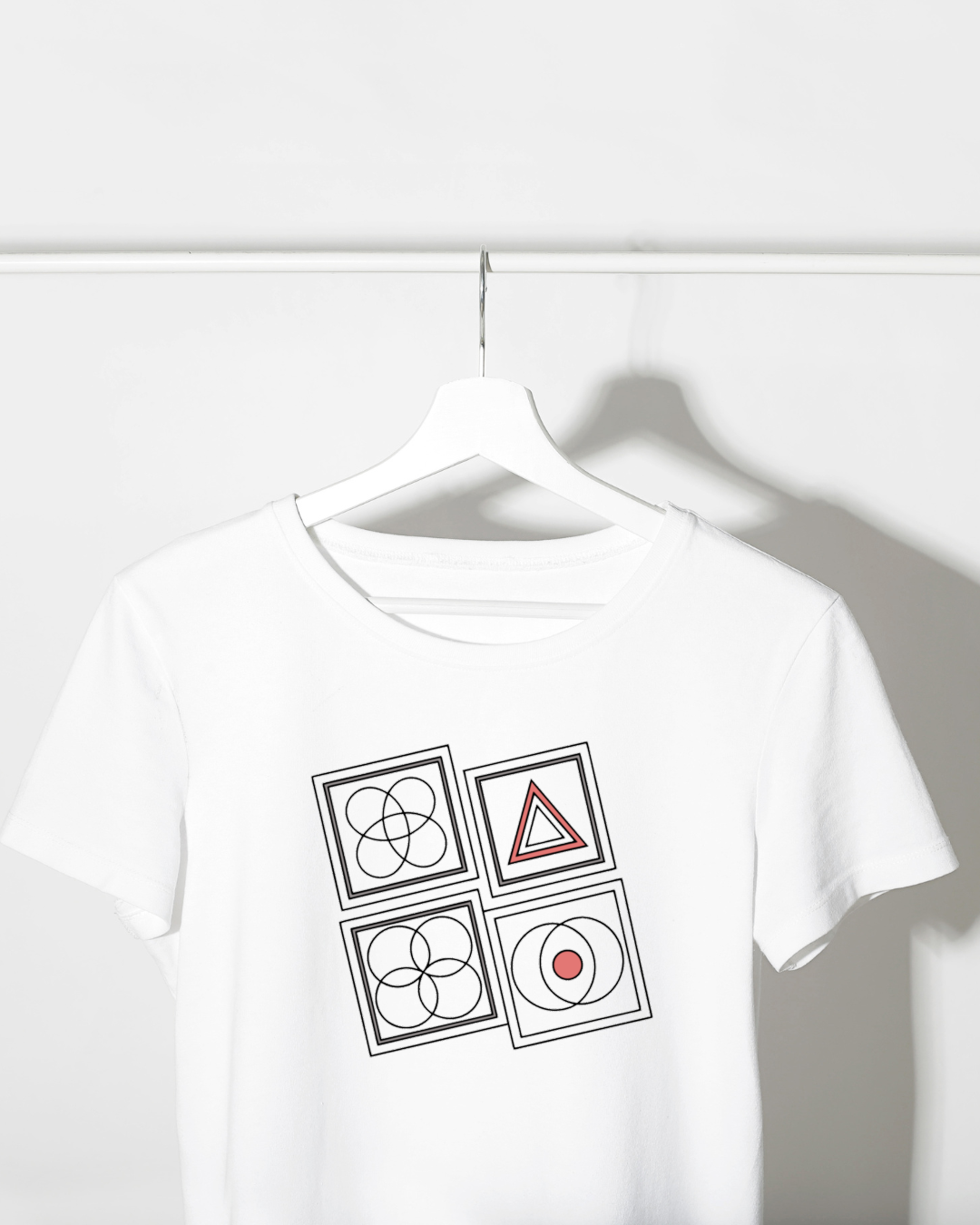 T-shirt décoré de motifs modernes et plats, idéal pour un style artistique unique