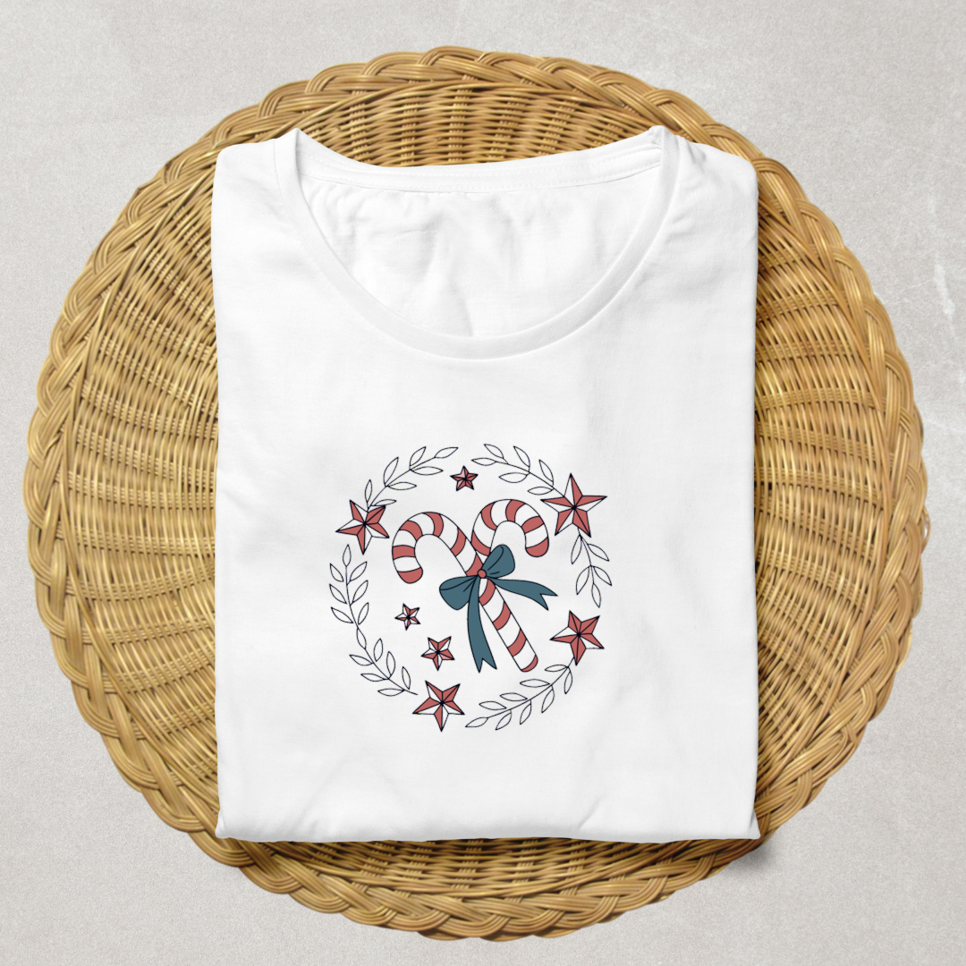 T-shirt avec motif sucre d'orge festif dans un style pastel évoquant Noël magique