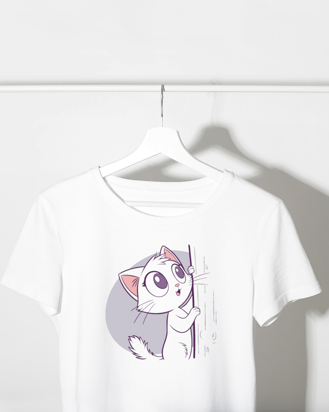 T-shirt avec motif kawaii de chat curieux grimpant sur fond de forêt magique