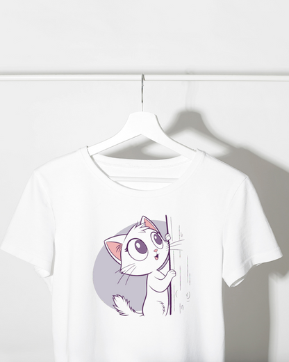 T-shirt avec motif kawaii de chat curieux grimpant sur fond de forêt magique