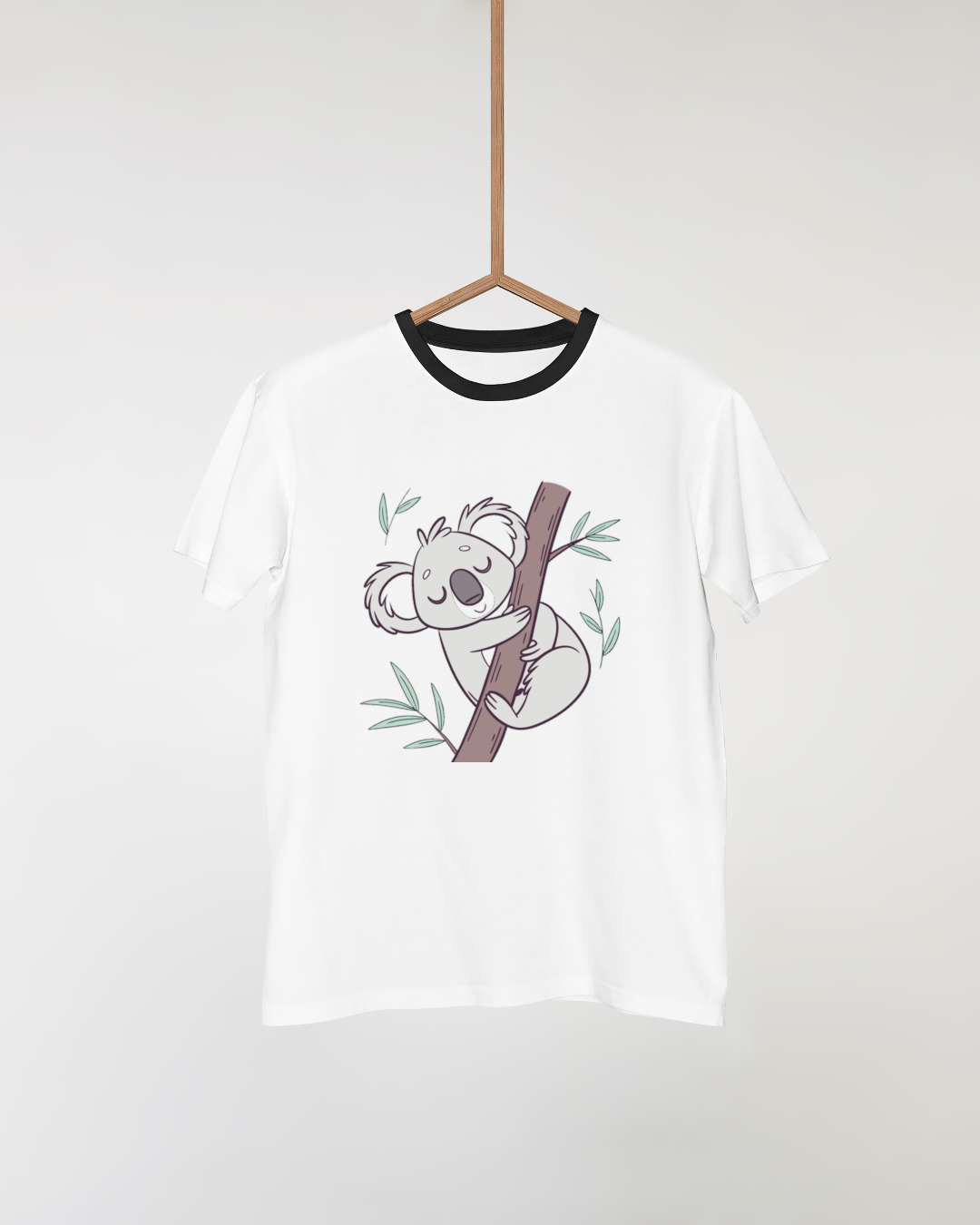 T-shirt avec un dessin minimaliste de koala dormant ambiance nature douce