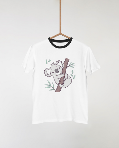 T-shirt avec un dessin minimaliste de koala dormant ambiance nature douce