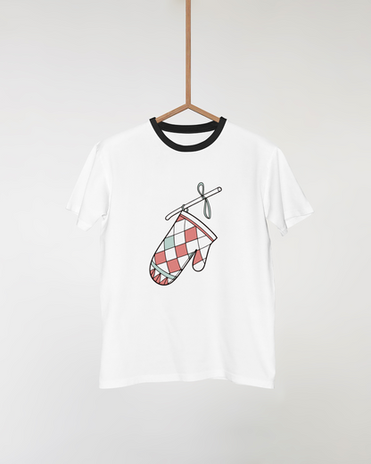 T-shirt minimaliste orné d’une moufle hivernale suspendue, style épuré et festif