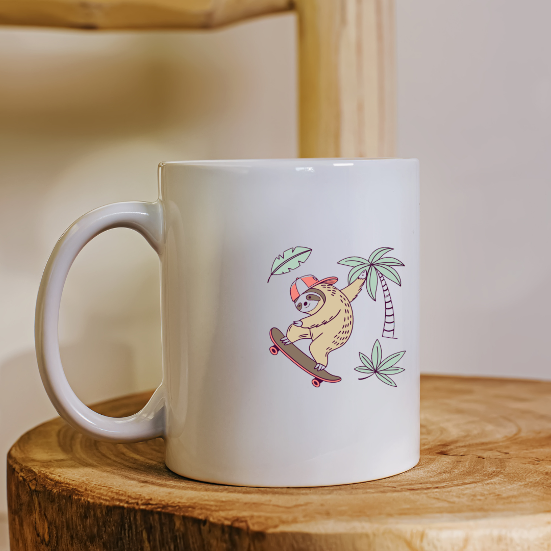 Un mug avec un paresseux sur planche sous palmiers dans un style cartoon fun